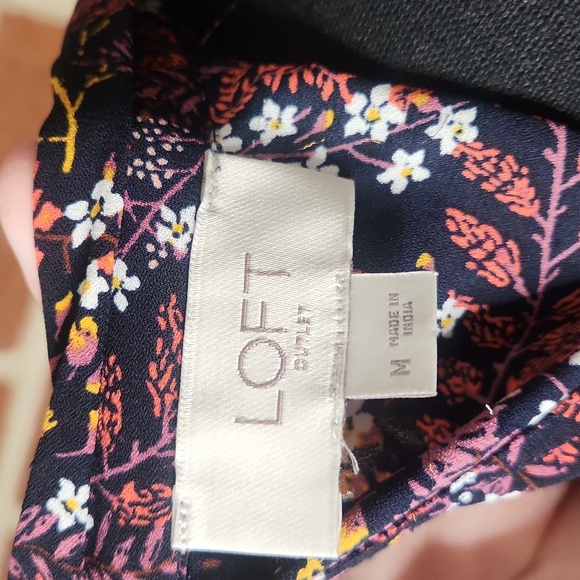 LOFT outlet flowered top with tie at neck, medium - Picture 6 of 6